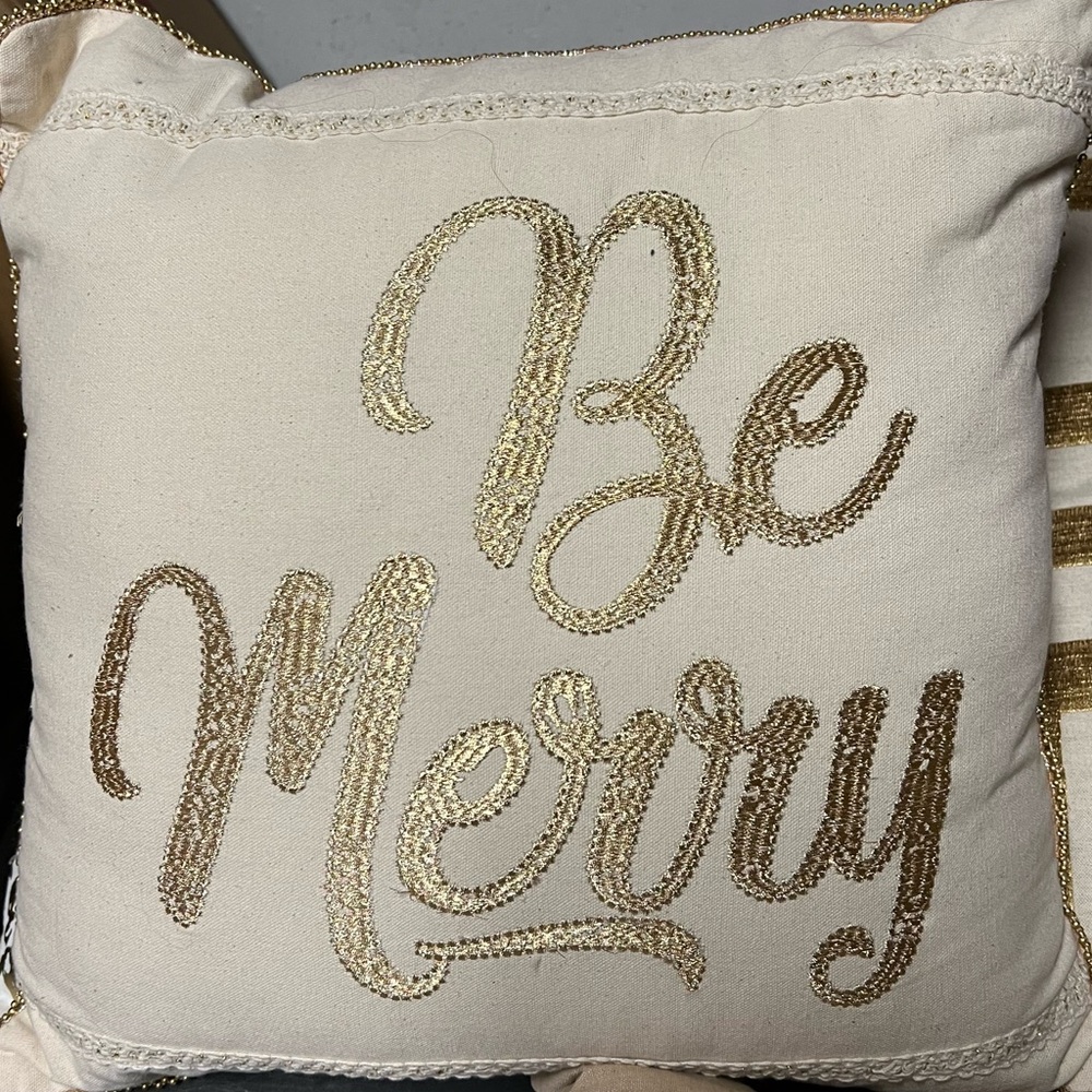 Pillow bundle -Gold accents
Bundle of 4